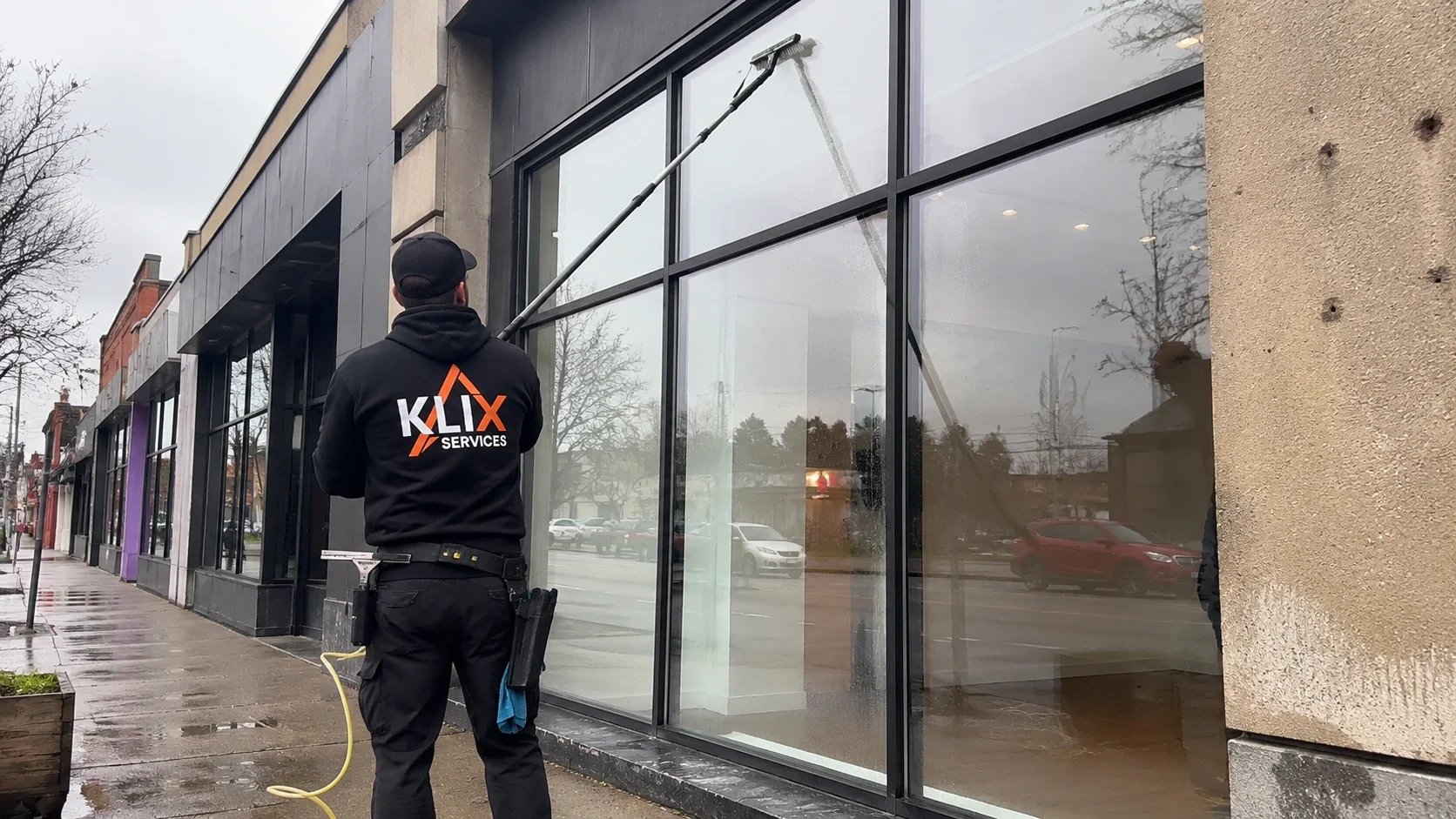 Klix technician providing exterior window cleaning in Thunder Bay